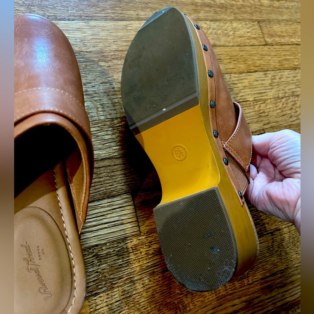 Universal Thread Brown Clogs Size 6.5 - image 3